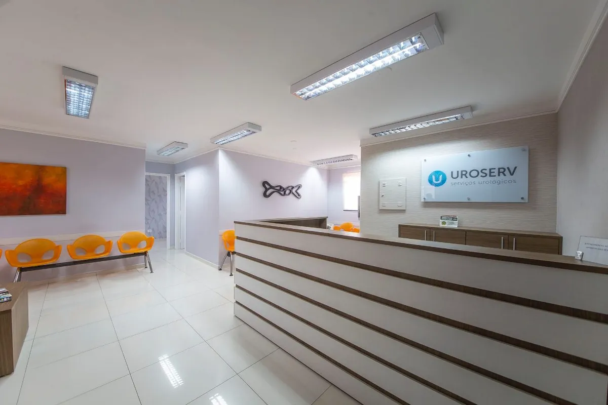 Recepção da unidade Santana da UROSERV, com balcão e logo na parede